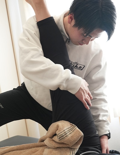 下腿への鍼灸施術の様子